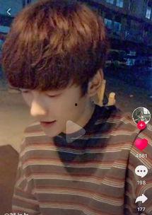 吃瓜抖音网红男的是谁,揭秘抖音网红“吃瓜男”的真实身份